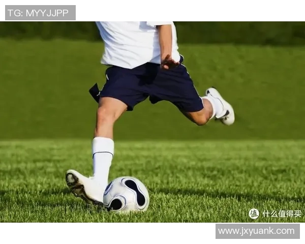 足球明星运球突破技巧揭秘助你提升球技与比赛表现